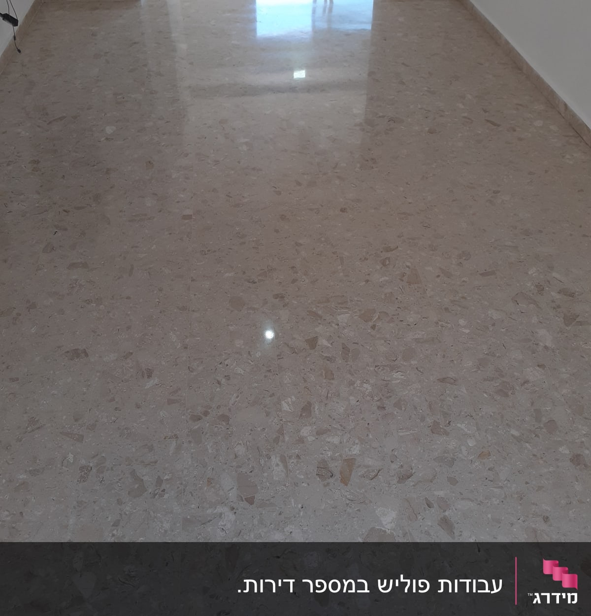 רצפה מבריקה עם כבל חשמלי ברקע